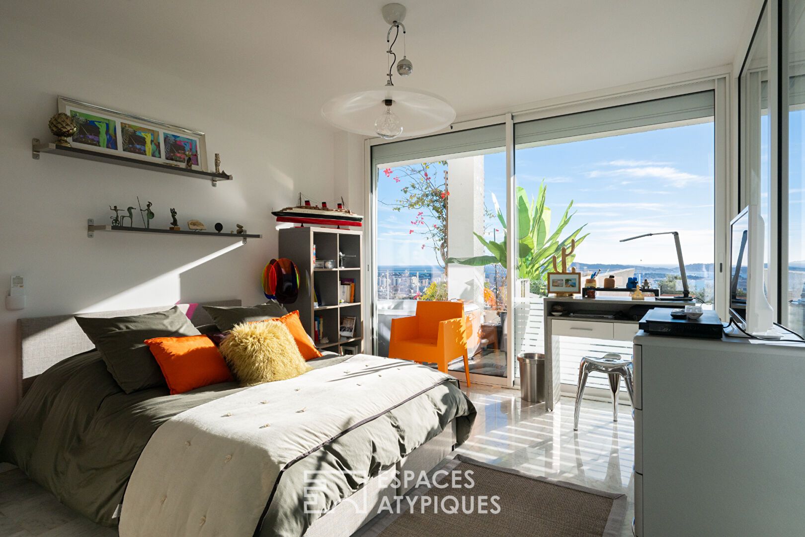 Superb sea view for this exceptional apartment on the heights of Toulon