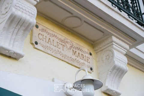 Maison XIX suspendue dans une bulle de verdure au Cap Brun