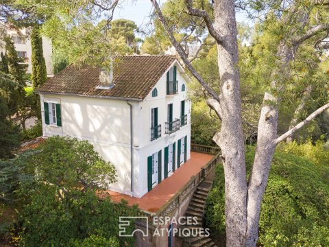 Maison XIX suspendue dans une bulle de verdure au Cap Brun