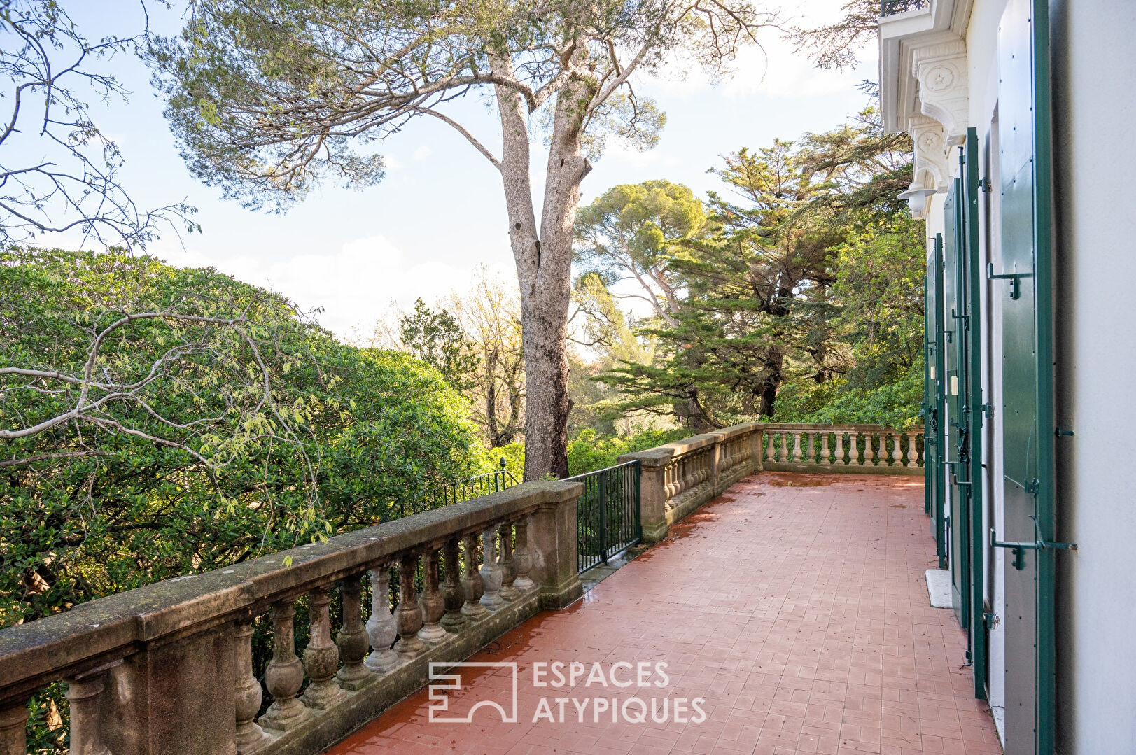 Maison XIX suspendue dans une bulle de verdure au Cap Brun