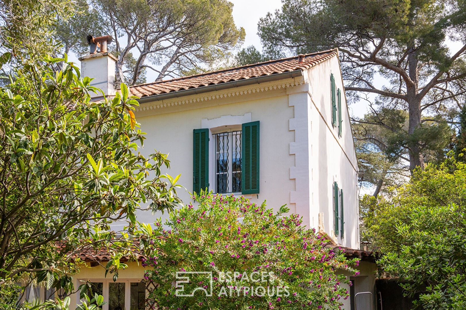 Maison XIX suspendue dans une bulle de verdure au Cap Brun