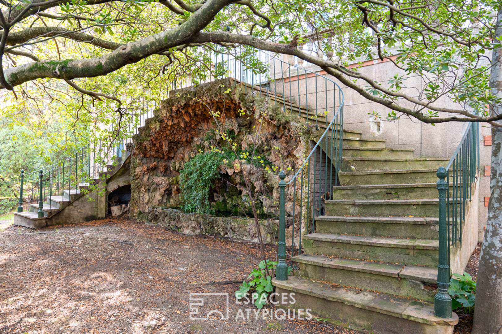 Maison XIX suspendue dans une bulle de verdure au Cap Brun