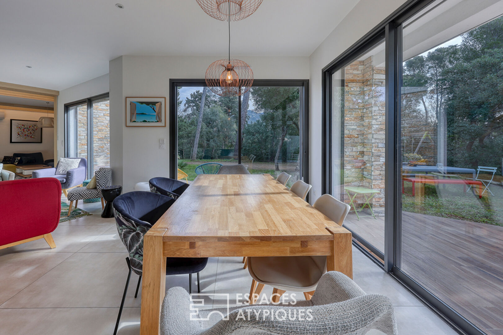 Maison contemporaine dans une bulle de verdure