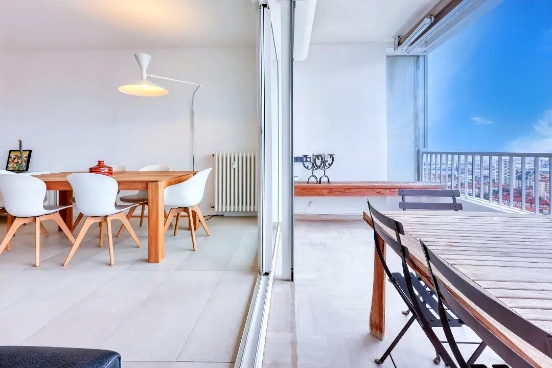 Top floor terrace apartment