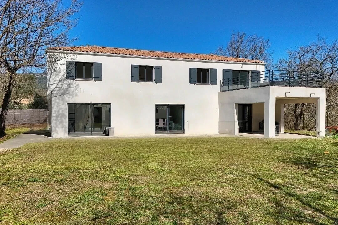 Villa contemporaine avec son parc arboré