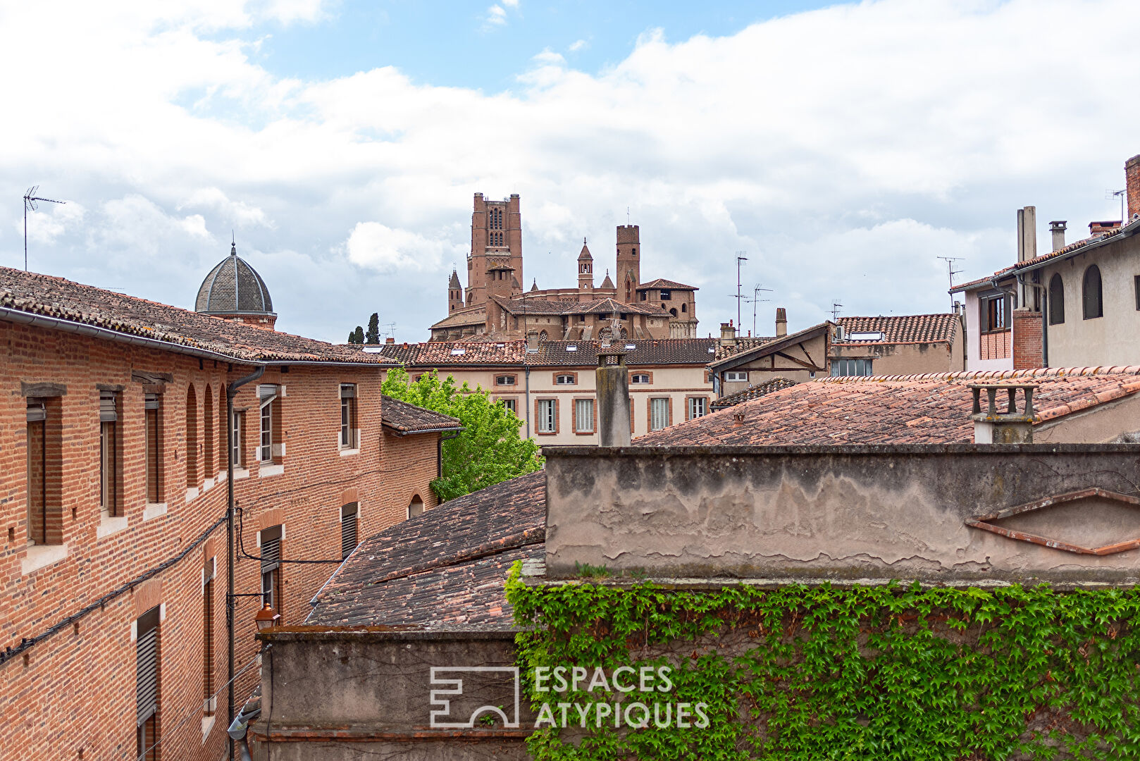 Charming apartment in the heart of the historic district, with a view of the cathedral