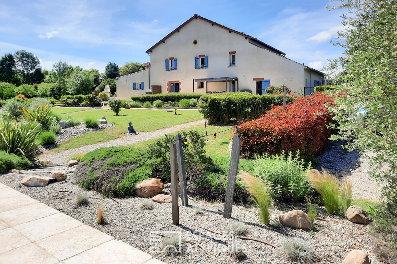 Domaine rénové avec gîtes et piscine au coeur d’un cadre bucolique