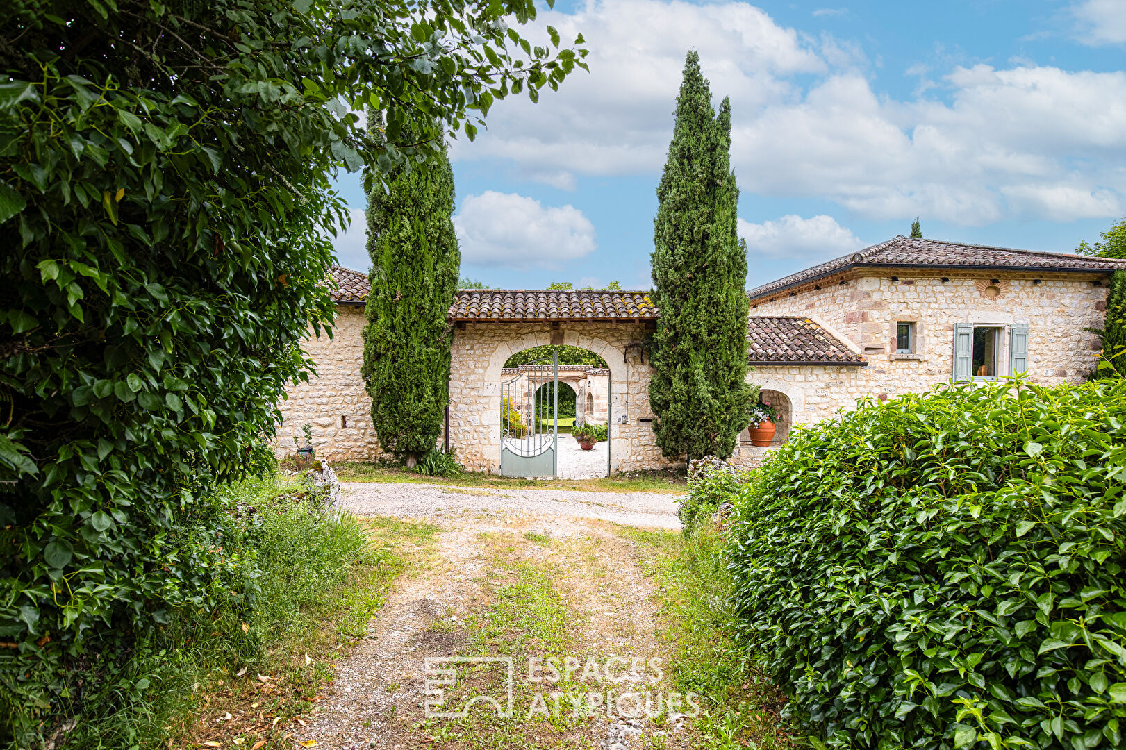 Exceptional 17th century estate with large wooded park in Gaillac