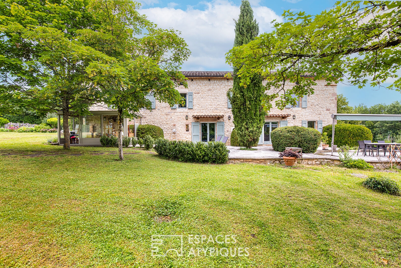 Exceptional 17th century estate with large wooded park in Gaillac