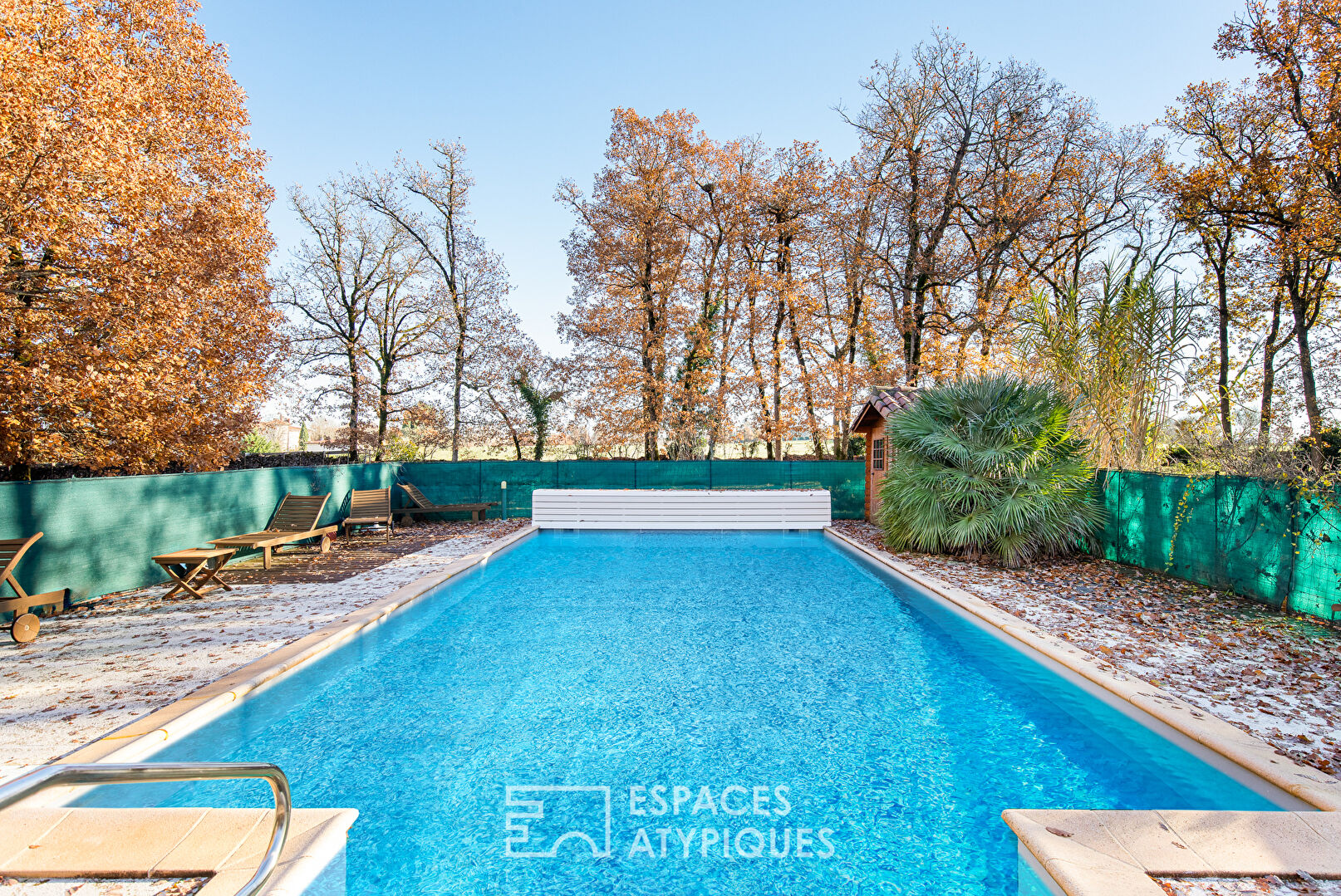 Set of two residential houses in the heart of a wooded park with swimming pool