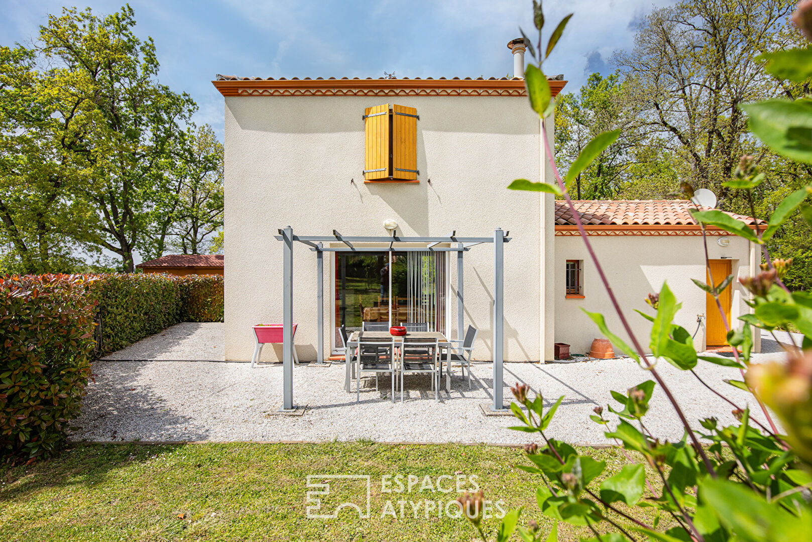 Set of two residential houses in the heart of a wooded park with swimming pool