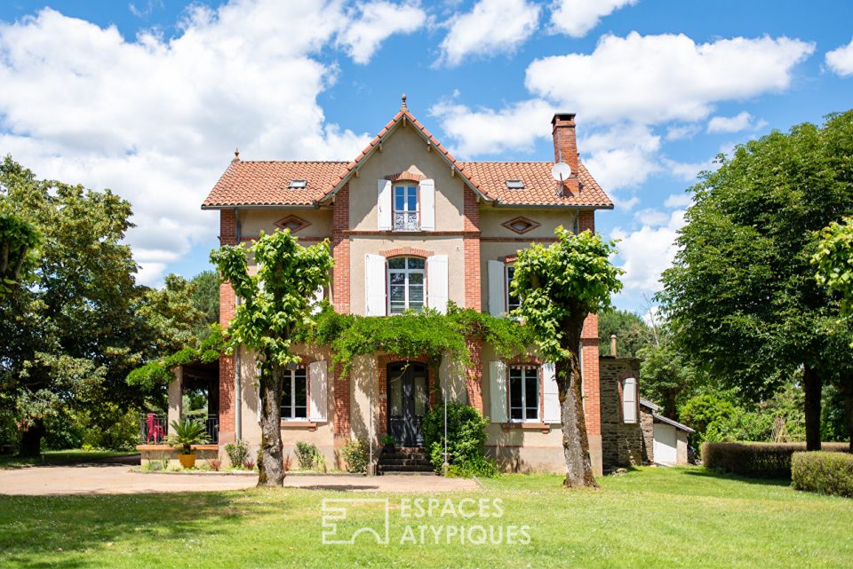 Maison de Maître avec piscine au coeur d'un parc arboré