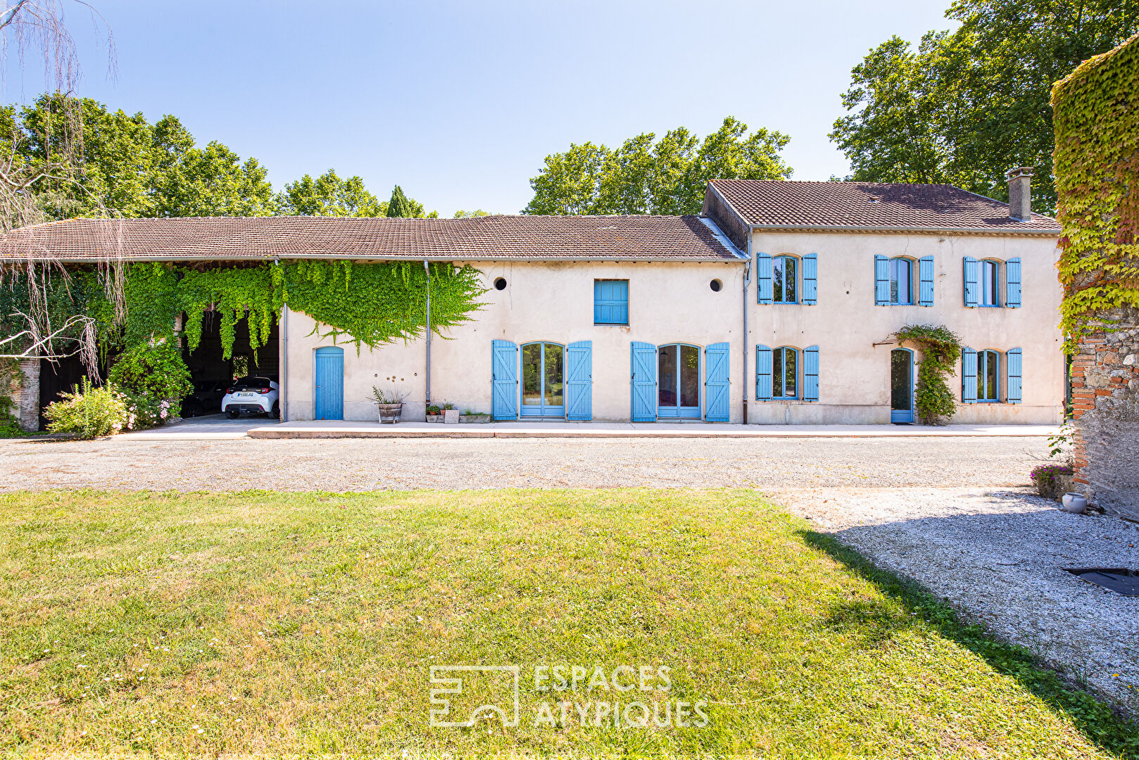 Character building with gîte, swimming pool and park
