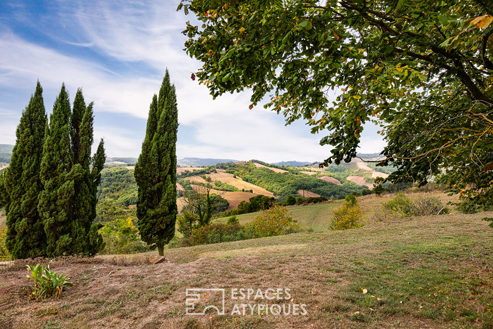 Domaine rénové avec vue sur la campagne aveyronnaise