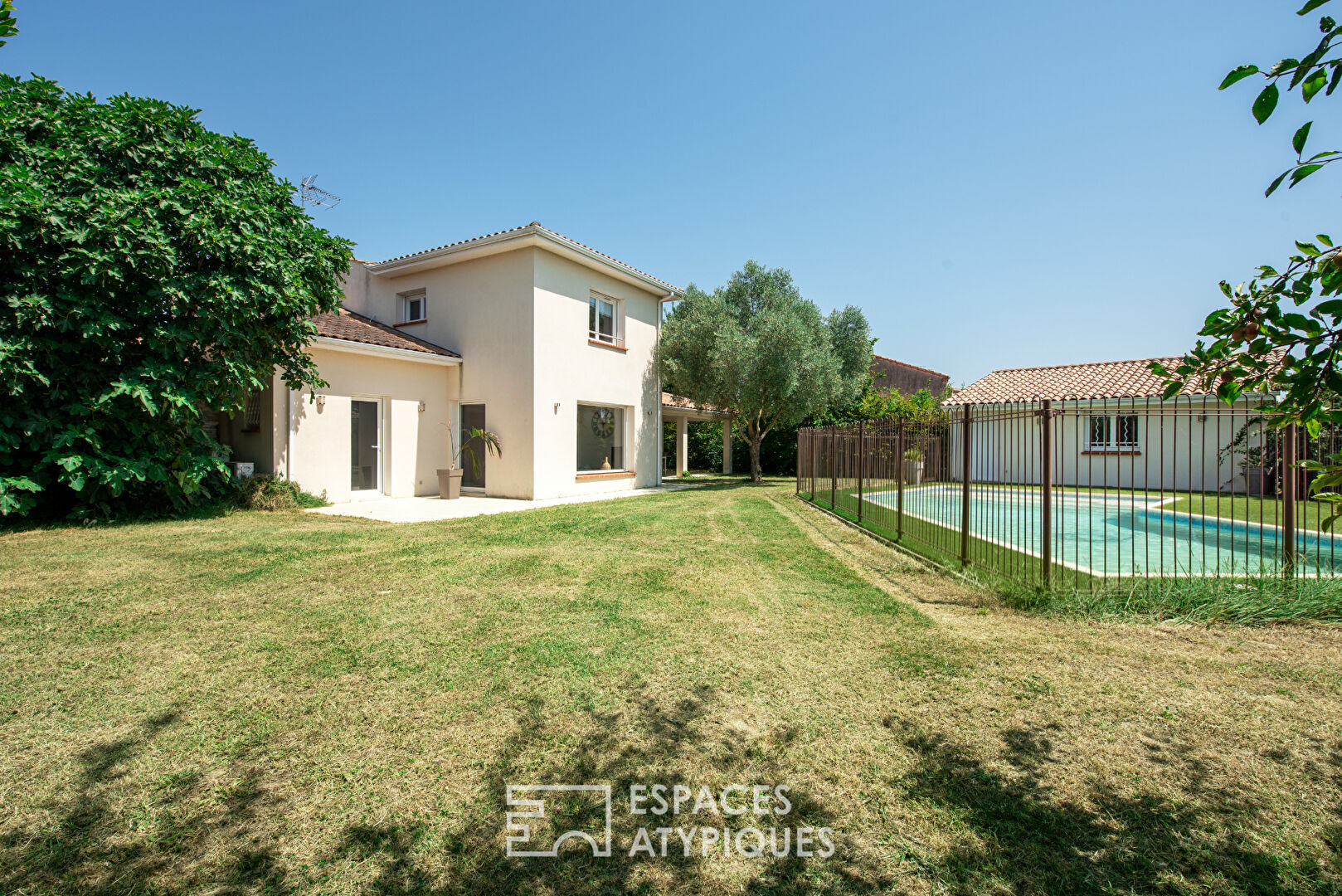 Villa with swimming pool near Albi