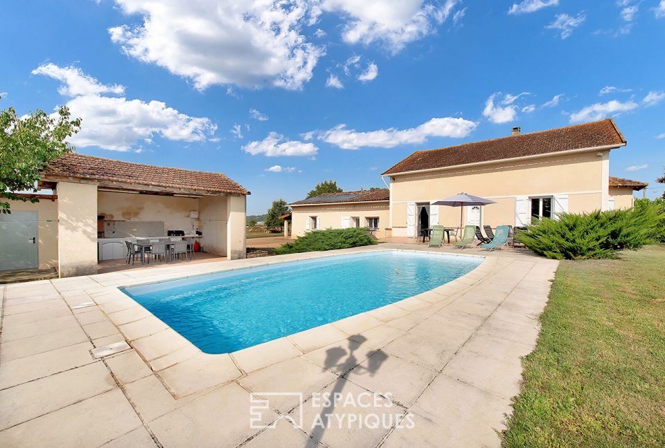 Maison traditionnelle avec dépendance et piscine