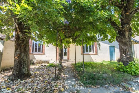 Charming town house to renovate with garage and garden