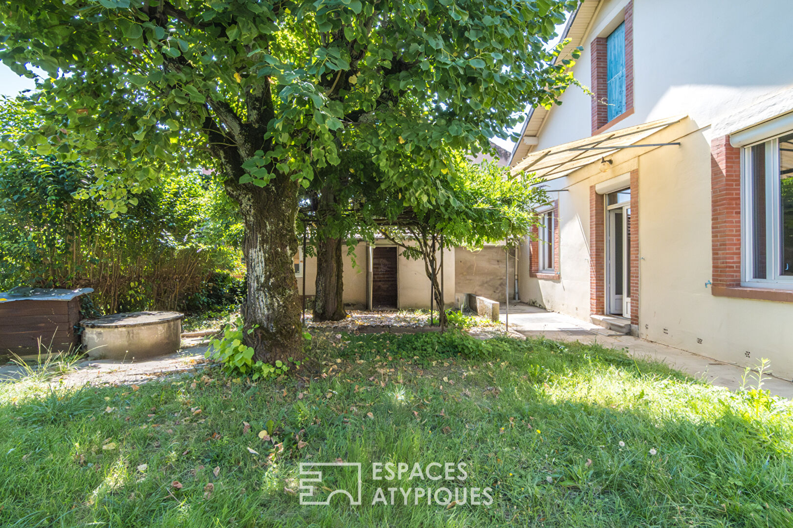 Charming town house to renovate with garage and garden