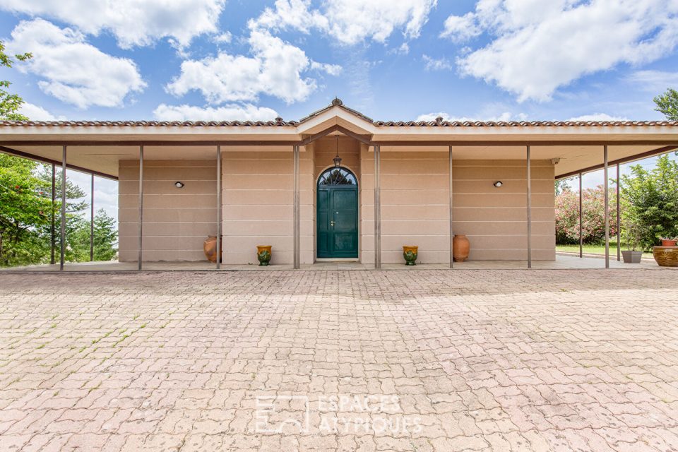 Maison atypique avec piscine sur les hauteurs