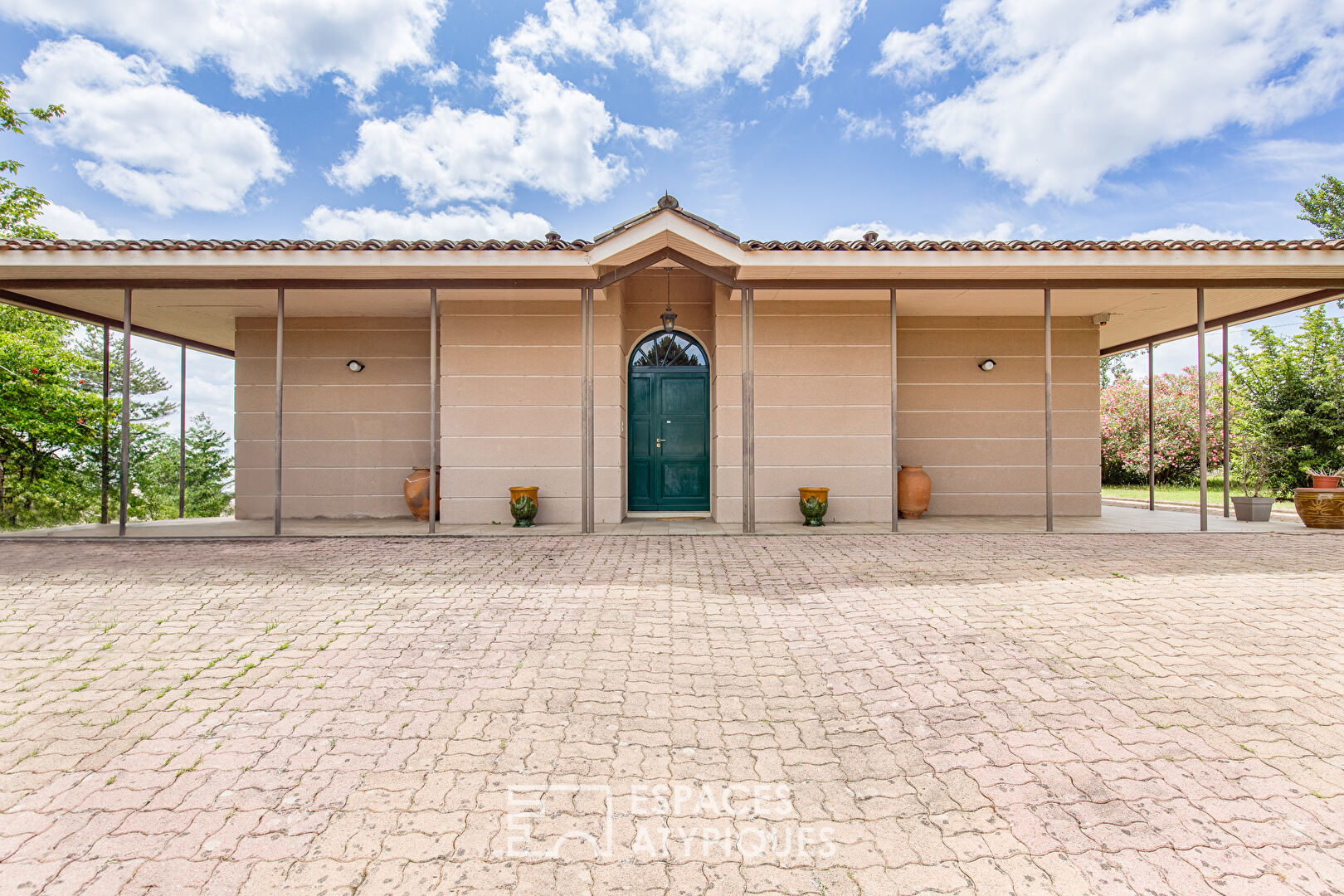 Atypical house with swimming pool on the heights