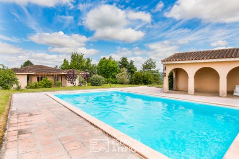 Atypical house with swimming pool on the heights