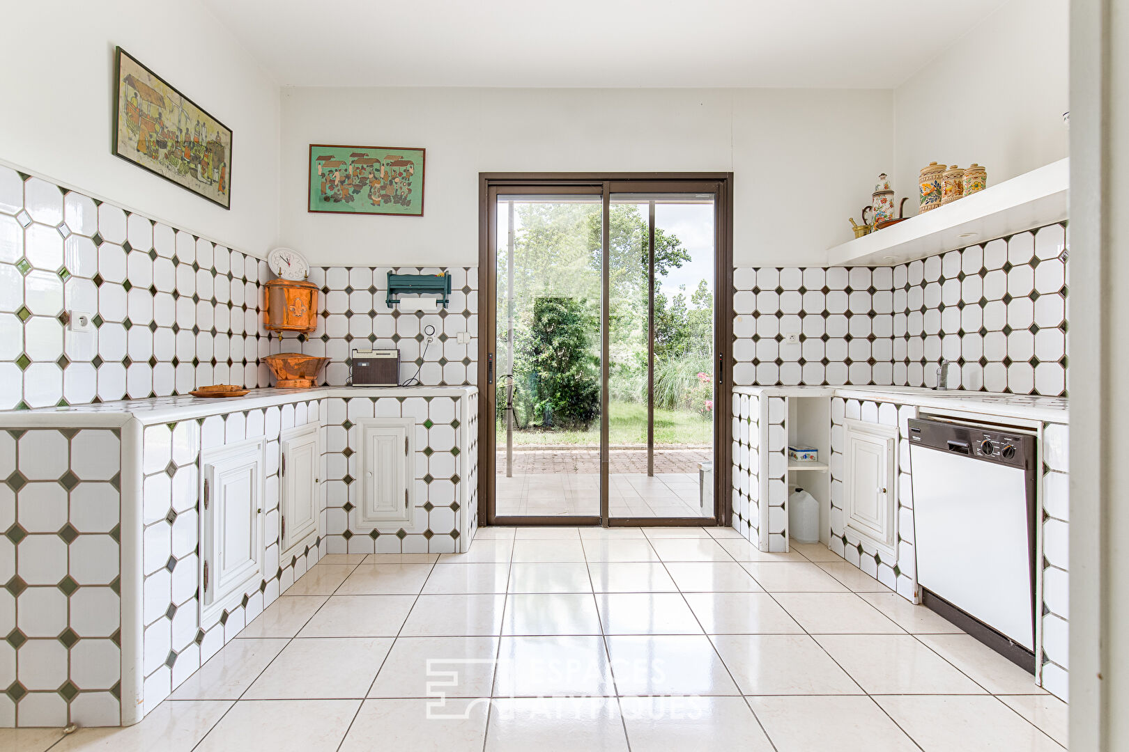 Maison atypique avec piscine sur les hauteurs