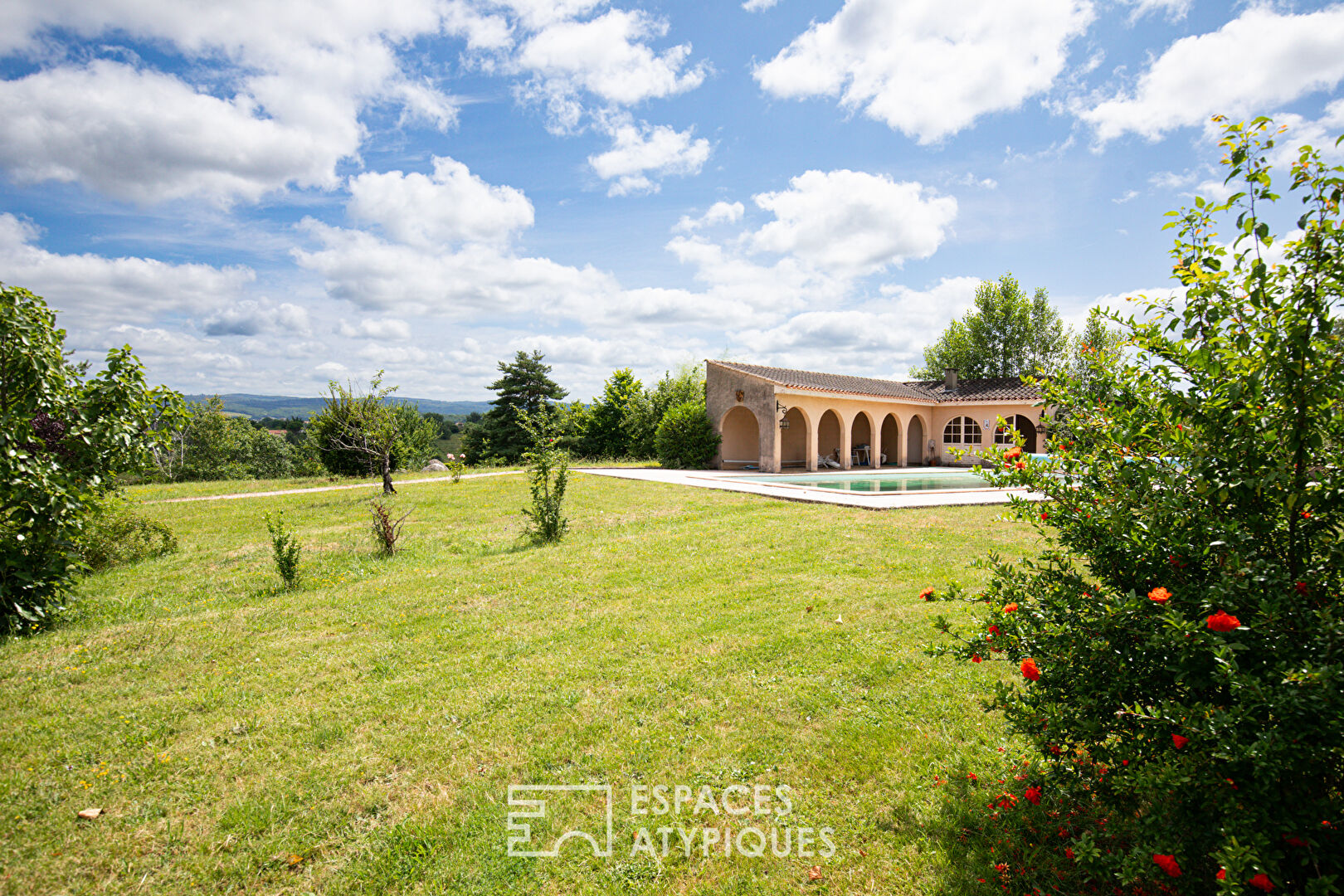 Maison atypique avec piscine sur les hauteurs