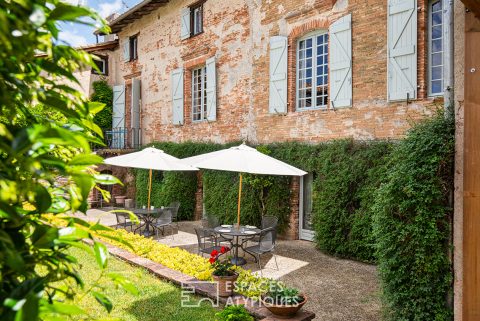 Characterful residence with swimming pool in the heart of the village