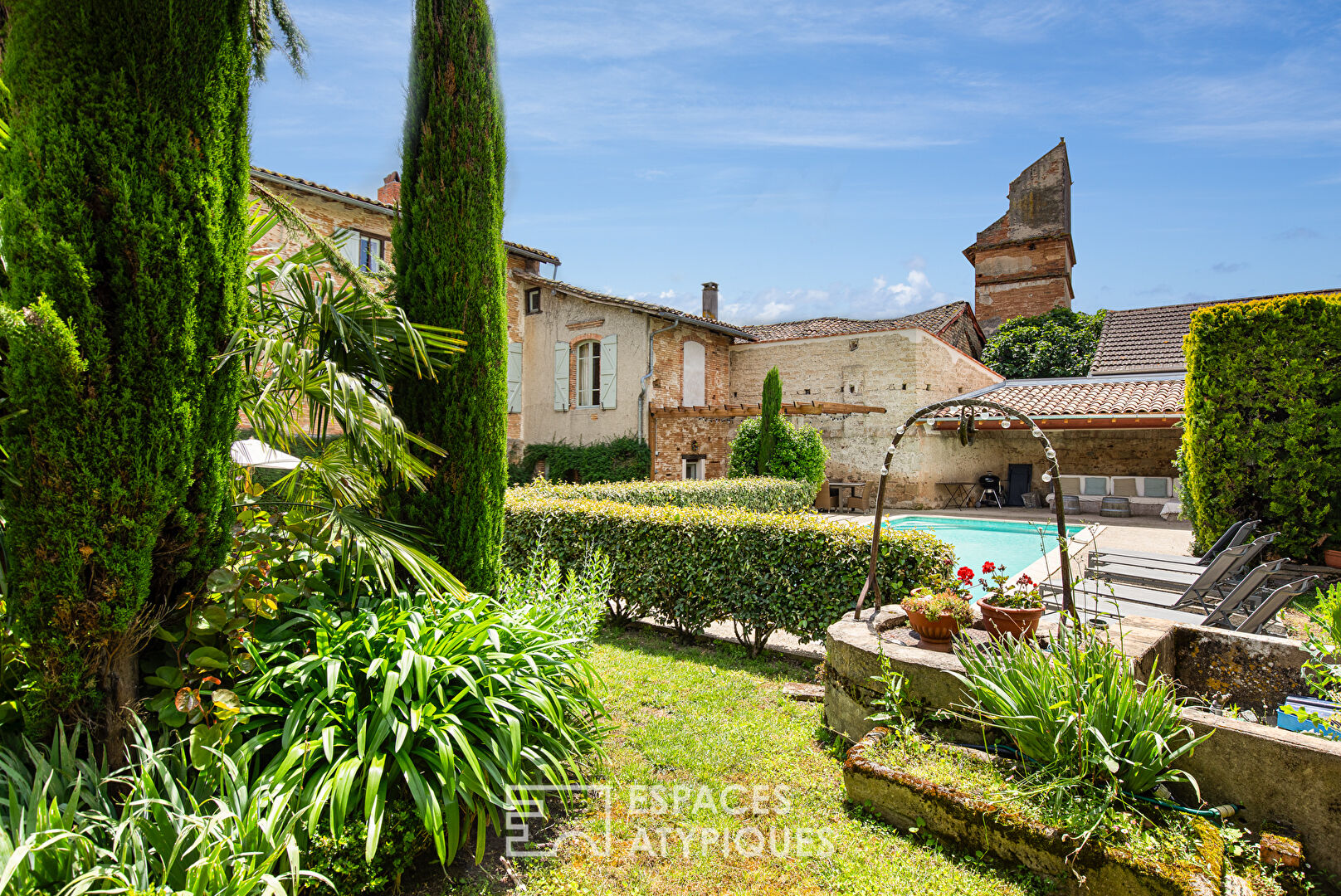 Demeure de caractère avec piscine en coeur de village