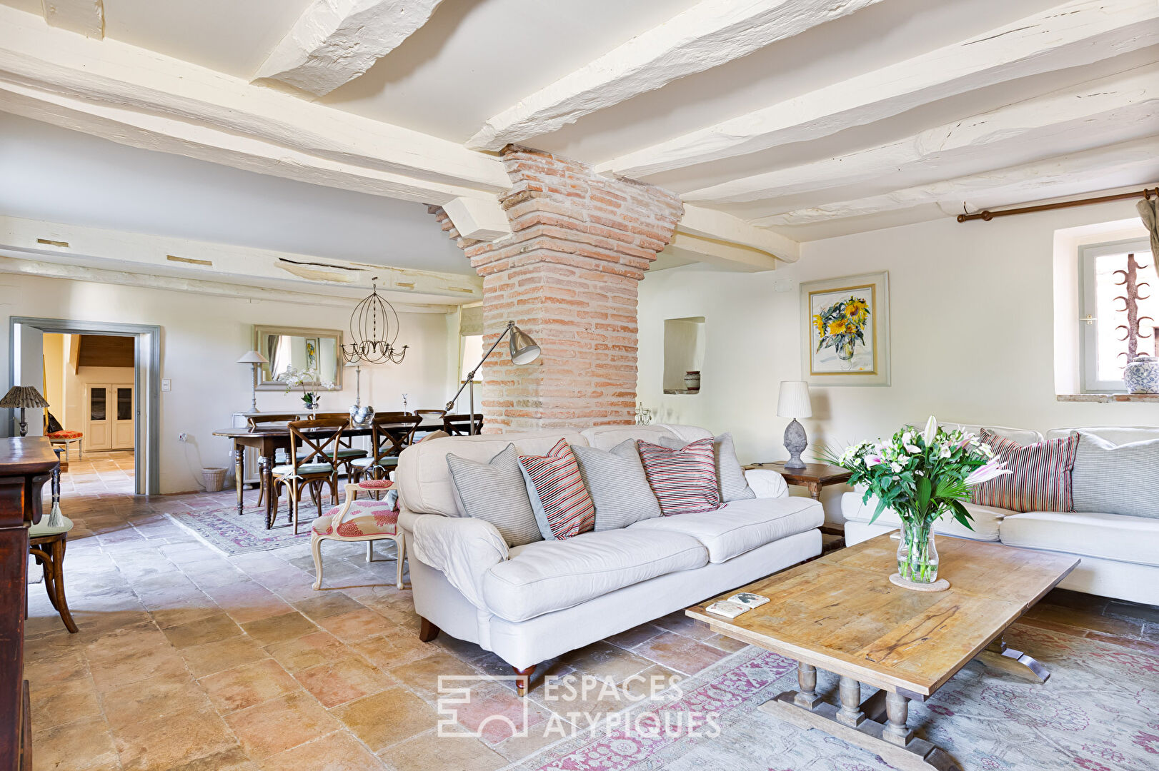 Characterful residence with swimming pool in the heart of the village