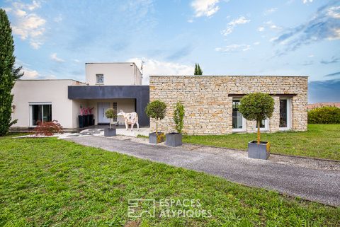 Contemporary house with panoramic view in the heart of the Gaillac vineyards