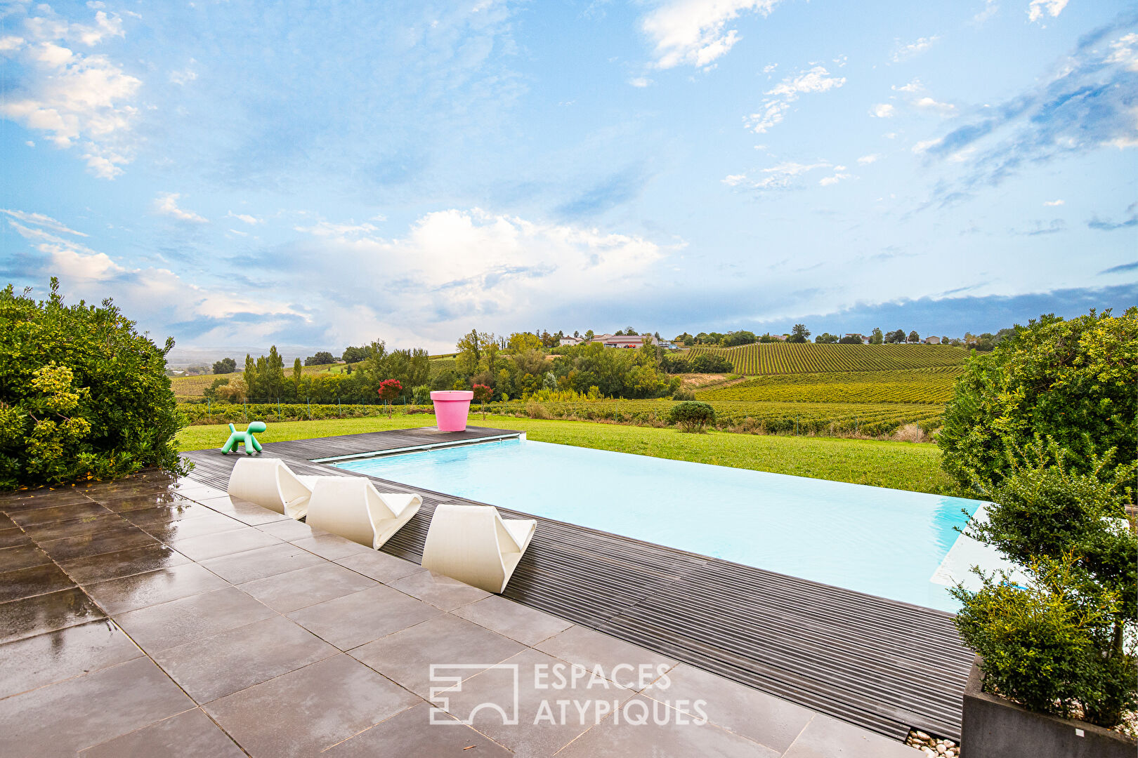 Contemporary house with panoramic view in the heart of the Gaillac vineyards