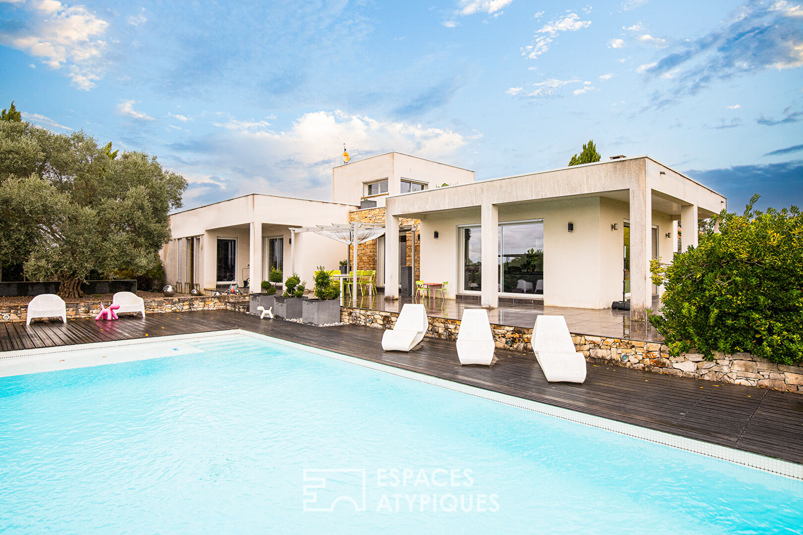 Contemporary house with panoramic view in the heart of the Gaillac vineyards