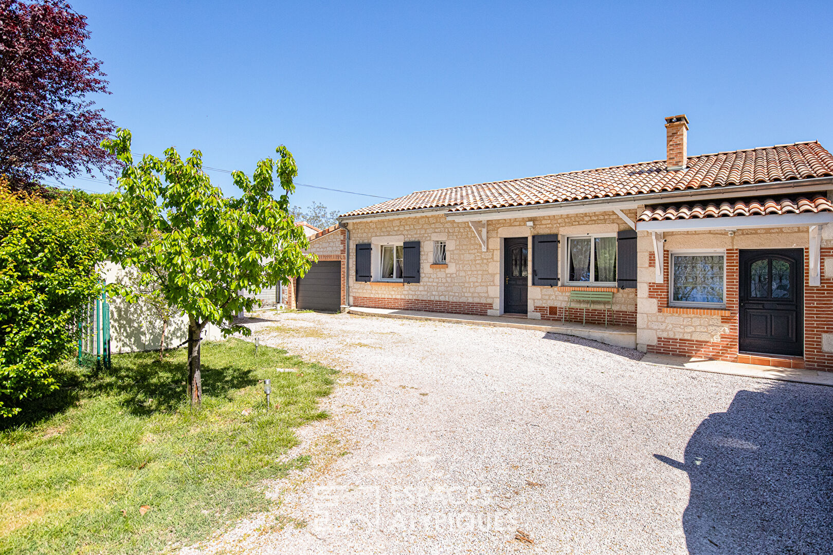 Renovated single storey house with swimming pool close to shops