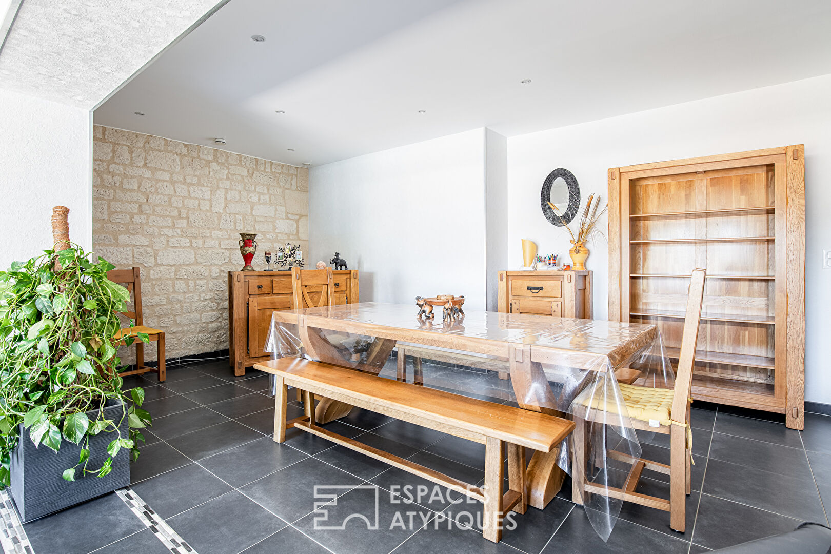 Renovated single storey house with swimming pool close to shops