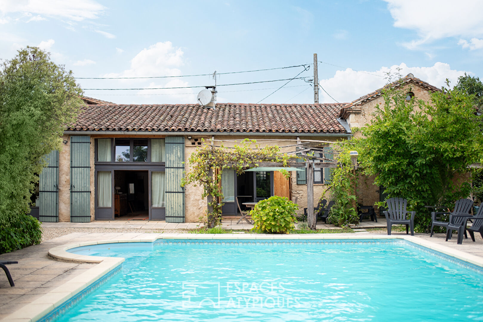 Charmante bâtisse avec gîtes et piscine