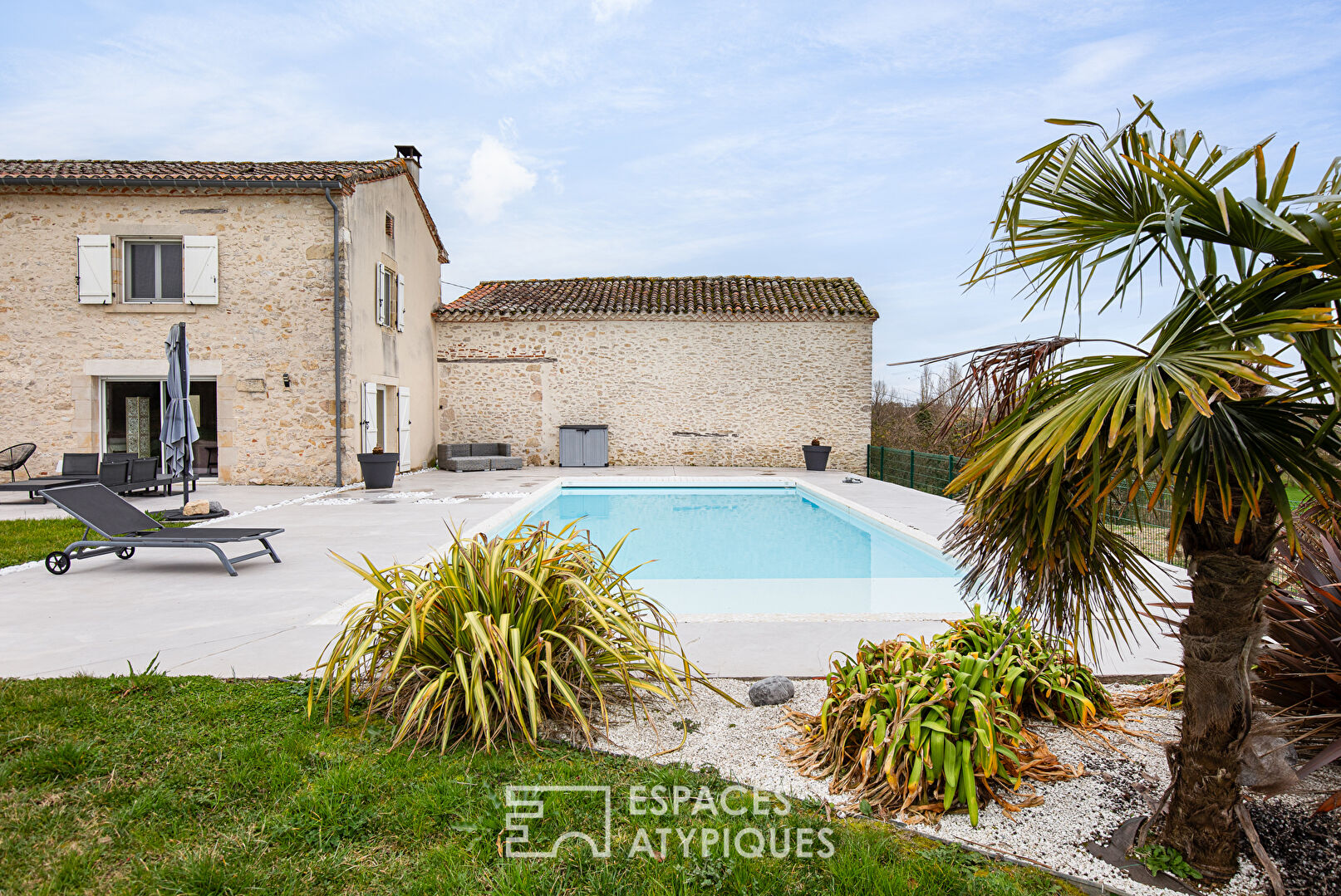 Corps de ferme rénové, avec piscine et vue dégagée