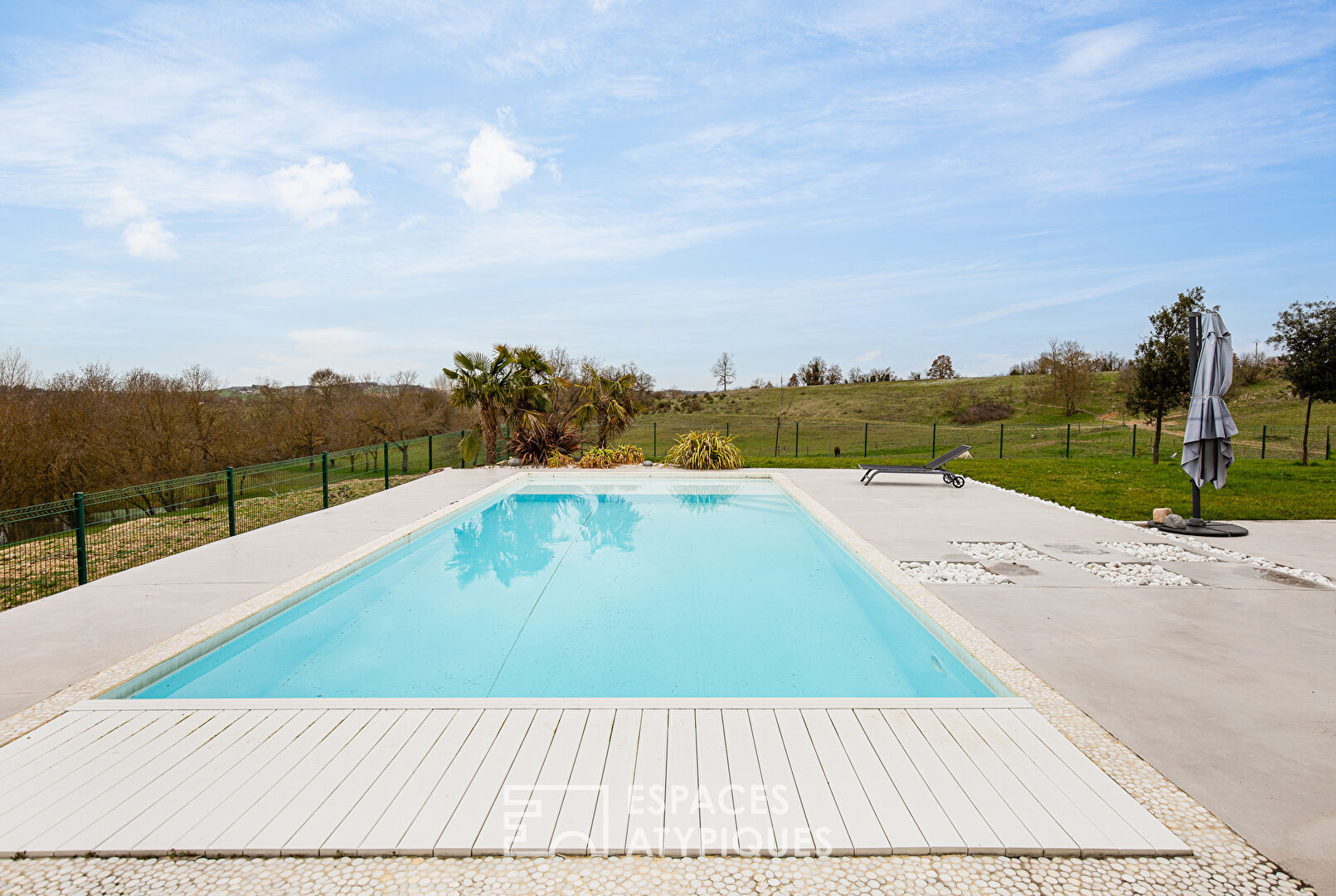 Corps de ferme rénové, avec piscine et vue dégagée