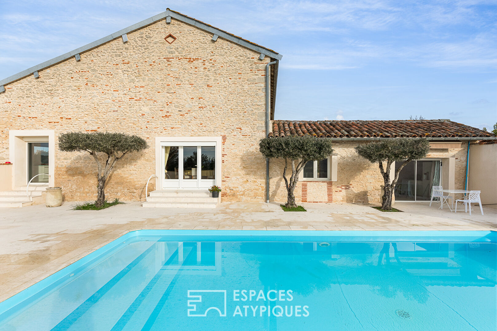 Corps de ferme rénové, avec piscine et vue panoramique