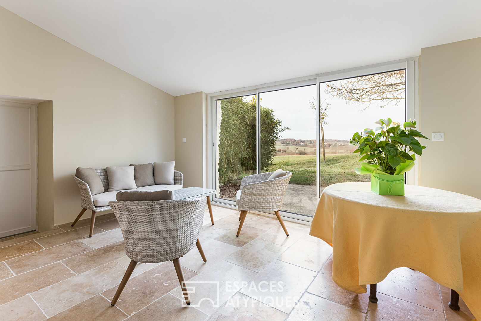 Corps de ferme rénové, avec piscine et vue panoramique