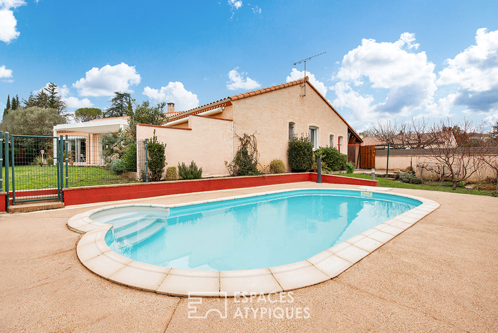 Maison de plain pied avec piscine proche du centre