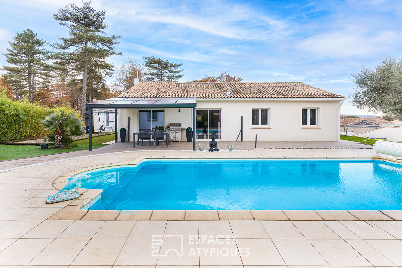 Villa de plain-pied avec piscine et appartement indépendant