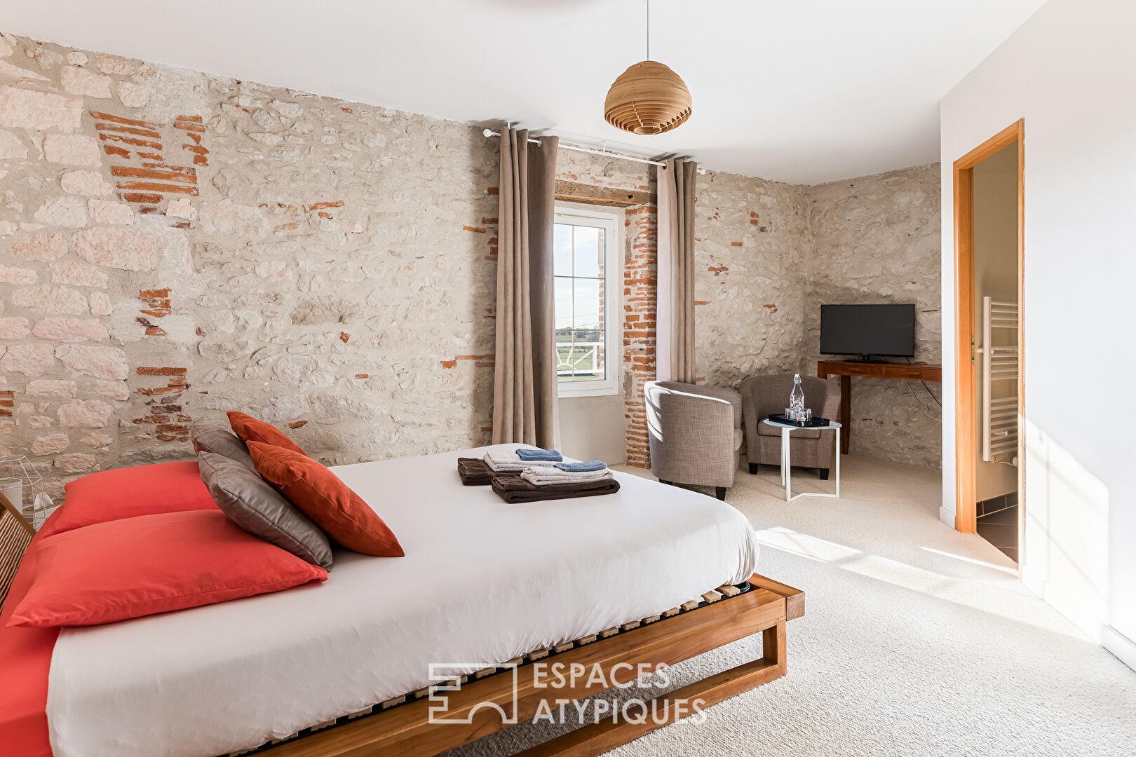 Renovated estate with gîtes and swimming pool in the heart of a bucolic setting