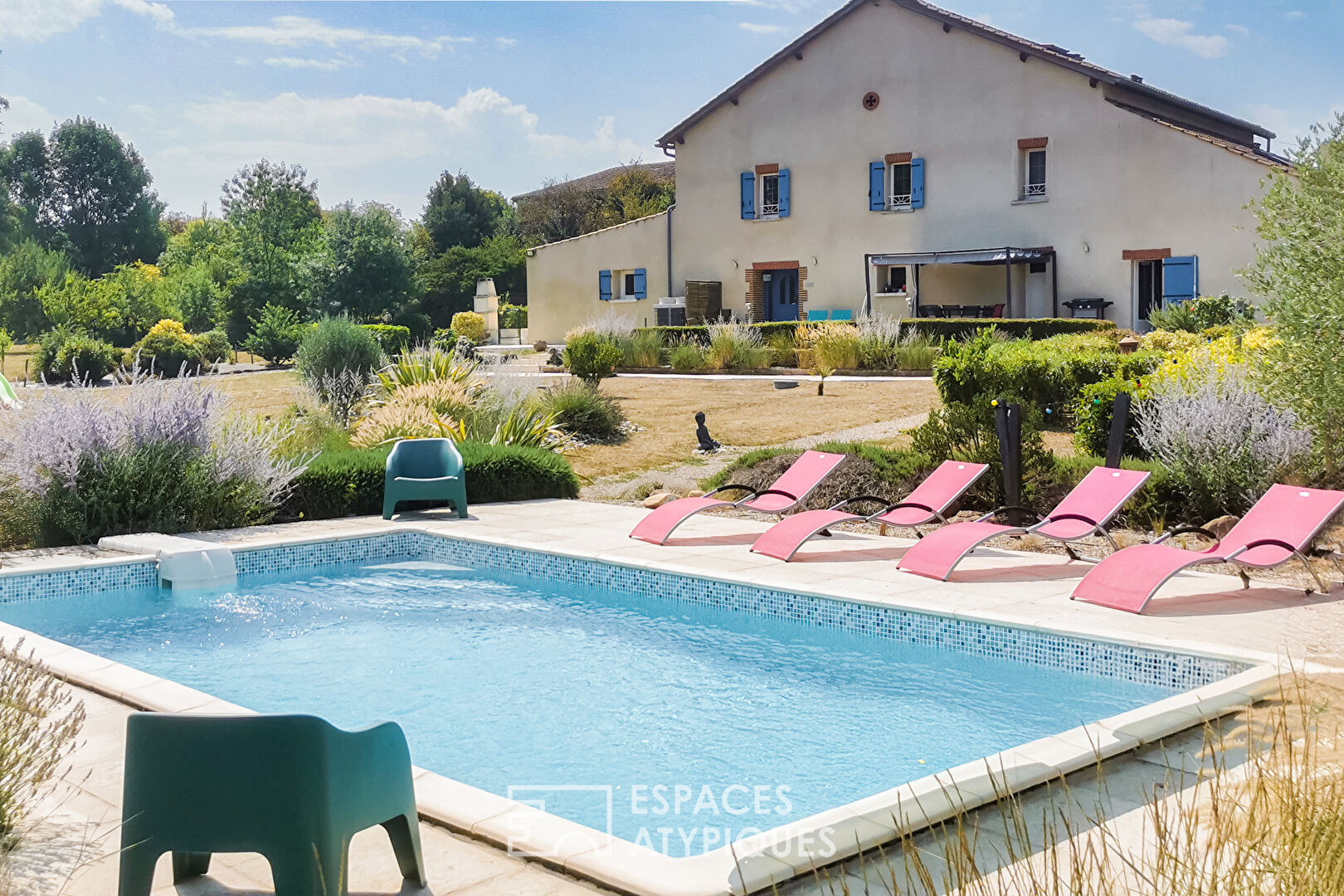 Domaine rénové avec gîtes et piscine dans un cadre bucolique