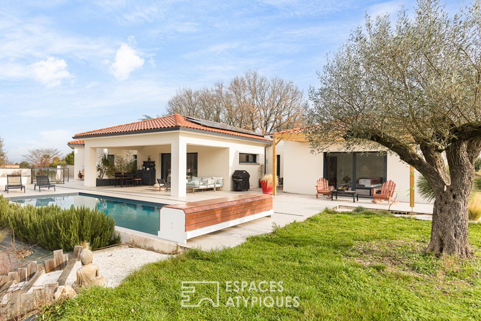 Maison contemporaine avec piscine et vue dégagée