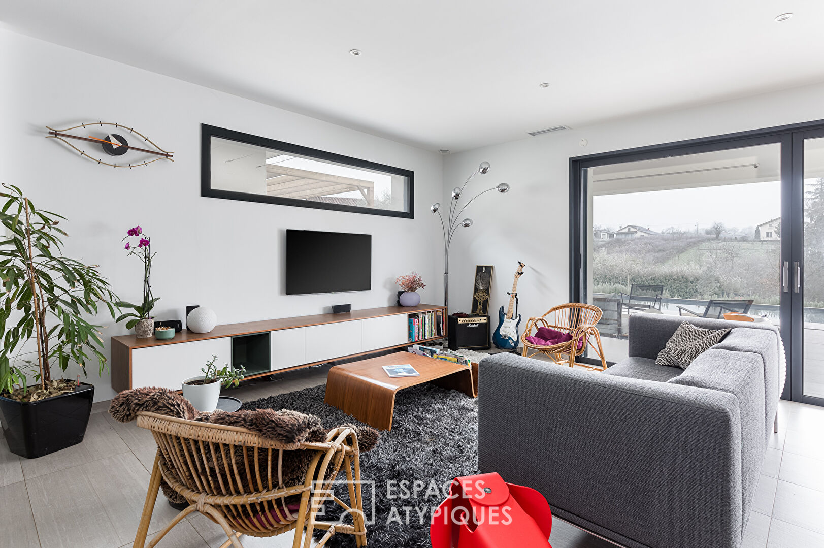 Maison contemporaine avec piscine et vue dégagée