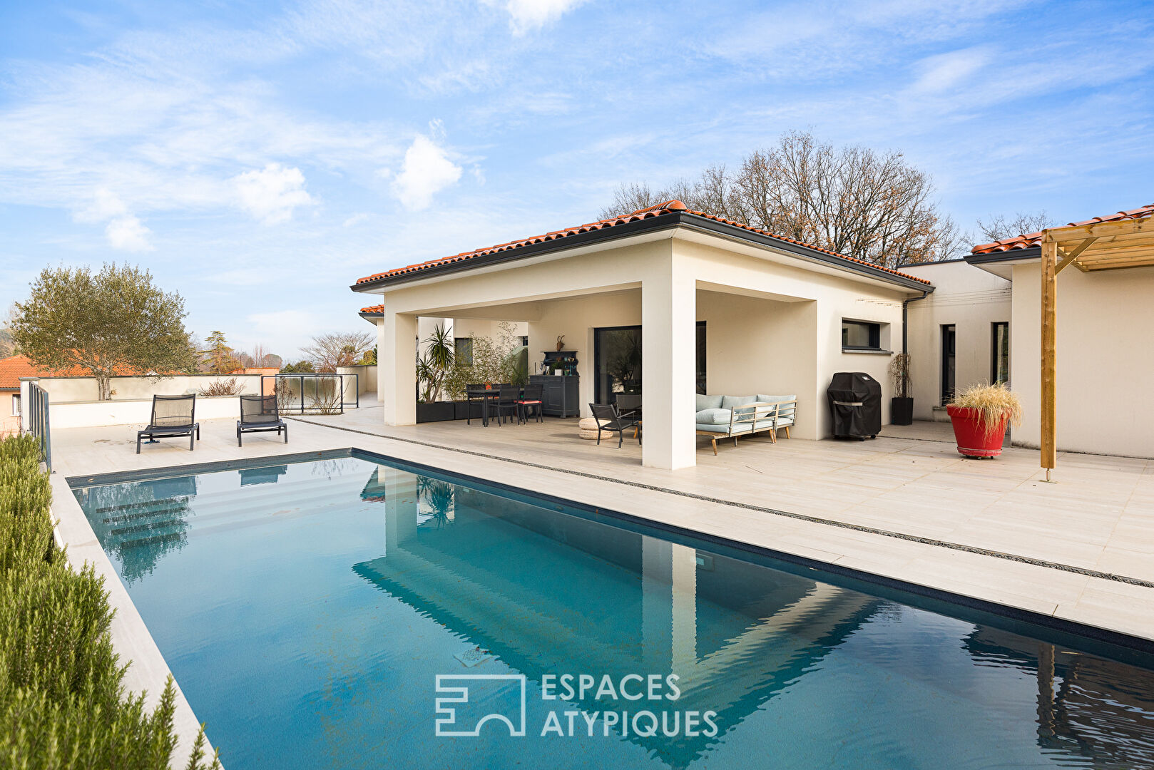 Maison contemporaine avec piscine et vue dégagée