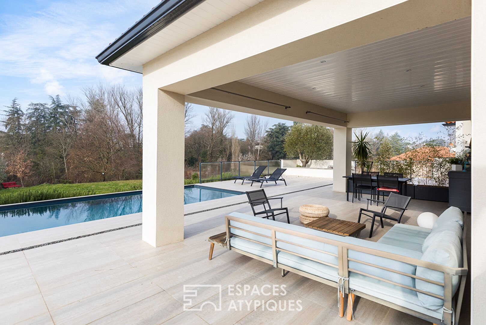 Maison contemporaine avec piscine et vue dégagée