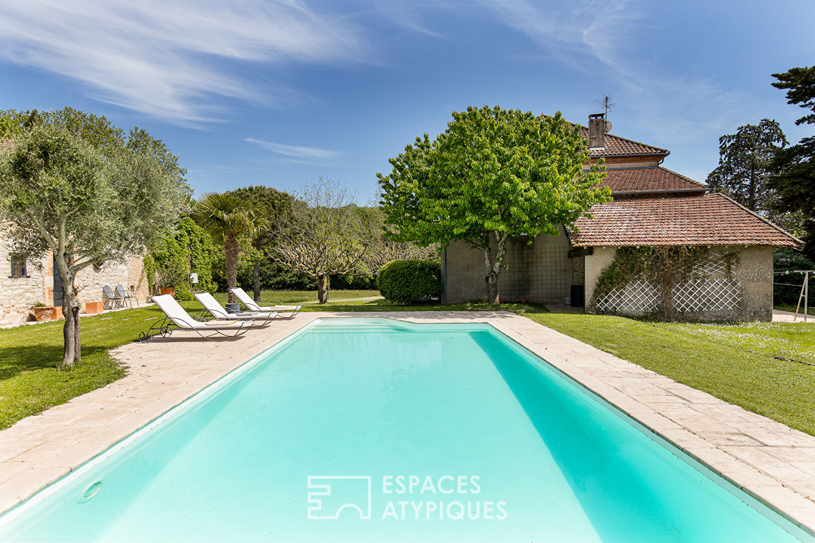 Maison de Maître du XIXe siècle avec piscine, étang et dépendances