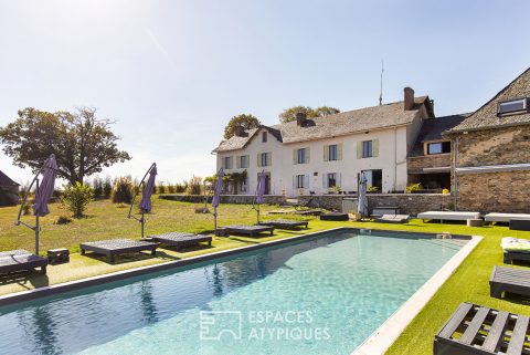 Domaine rénové avec gîtes, piscine et vue dominante